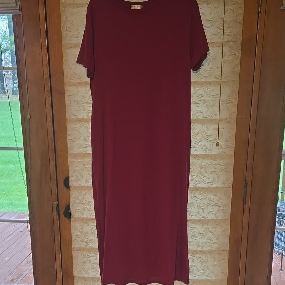 Elegant Burgundy Midi Dress
